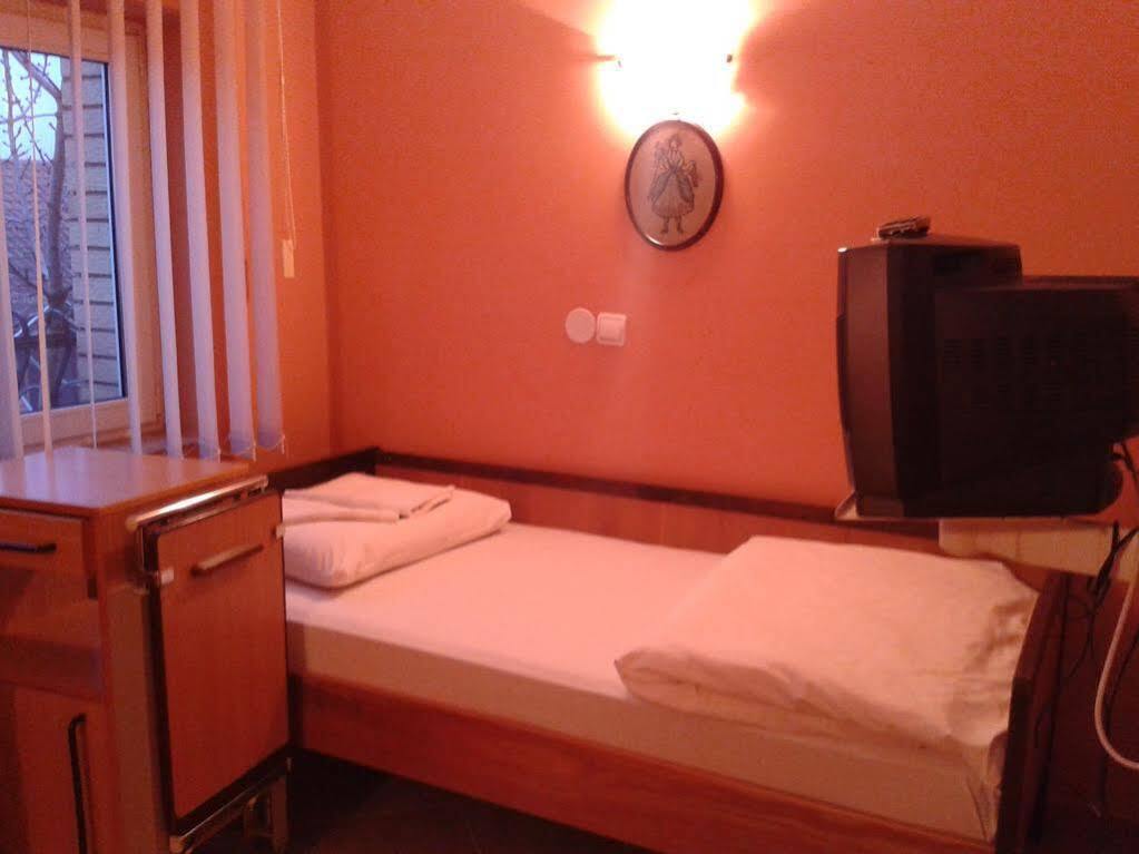 Prenociste Luna 2005 Hotel Novi Sad Buitenkant foto