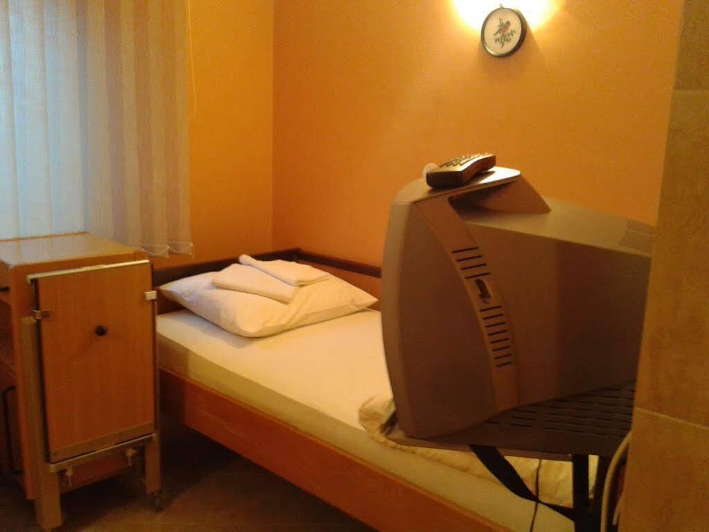 Prenociste Luna 2005 Hotel Novi Sad Buitenkant foto